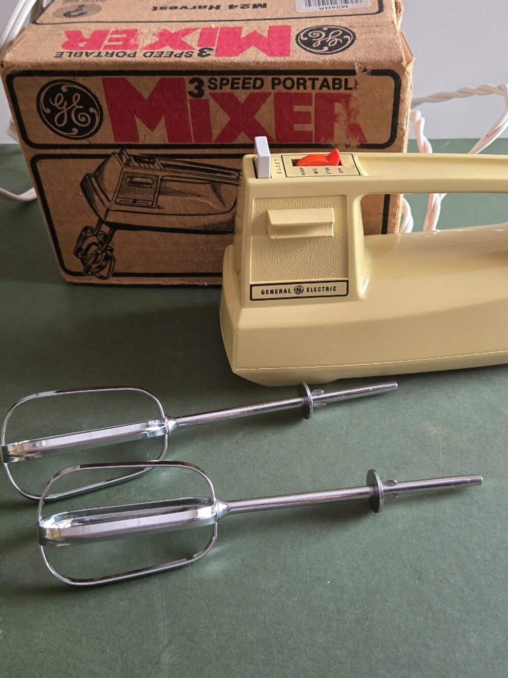 Vintage GE Handmixer